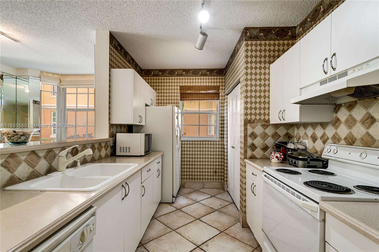 The Yacht Club At Aventura at 19701 Country Club Dr, Aventura, FL 33180 - For Rent photo 9