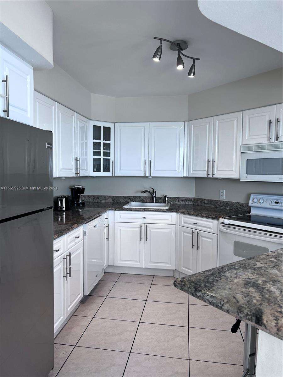 Seacoast 5151 at 5161 Collins Ave, Miami Beach, FL 33140 - For Rent photo 18