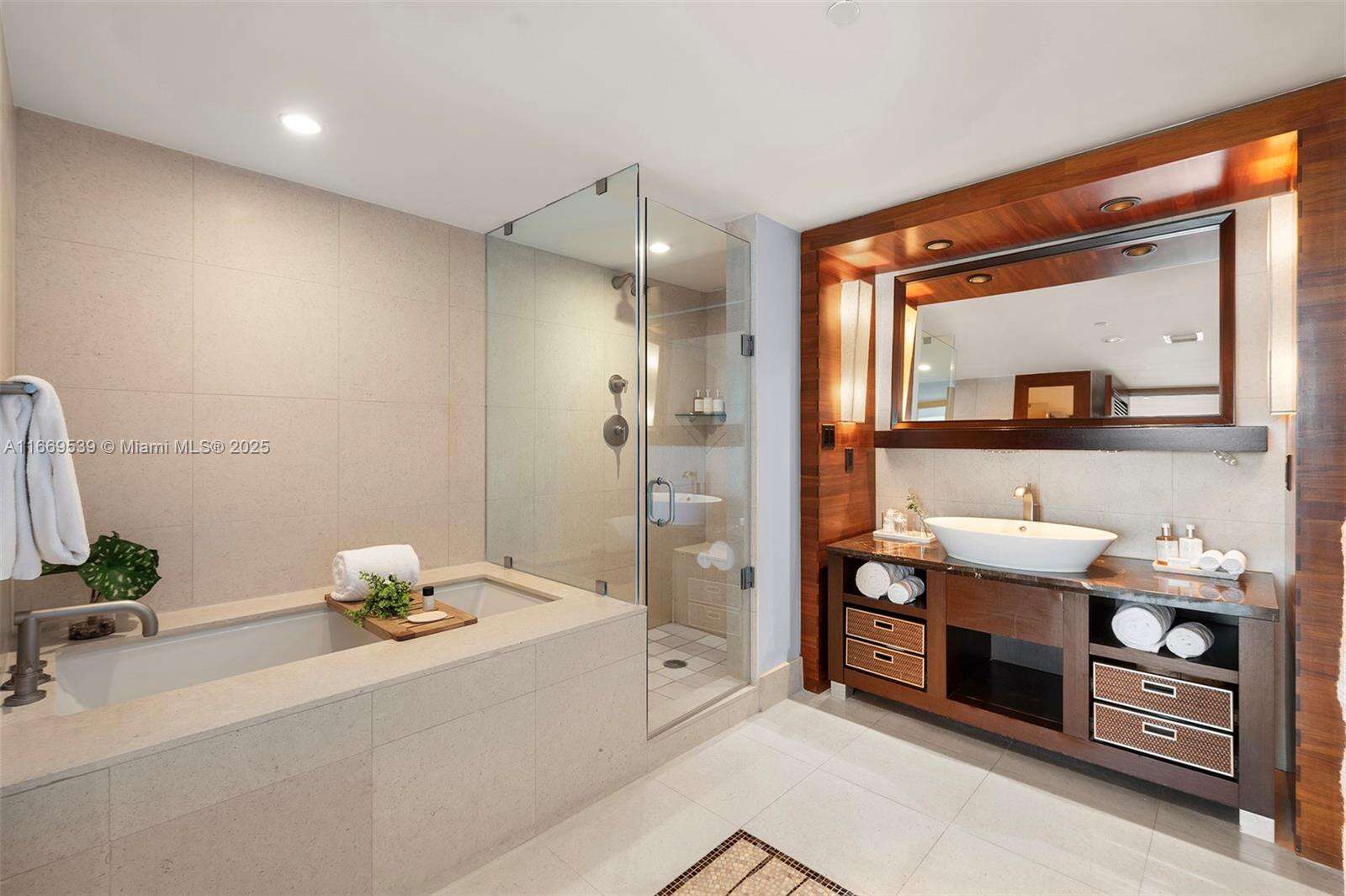Central Carillon at Miami Beach, FL 33141 - For Rent photo 18