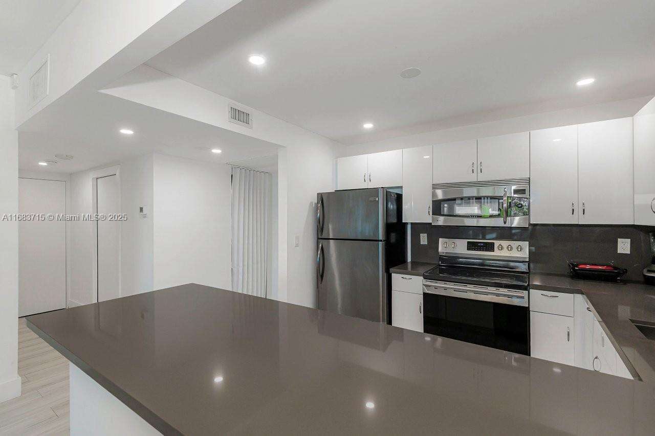 Roney Palace at 2301 Collins Ave, Miami Beach, FL 33139 - For Rent photo 10