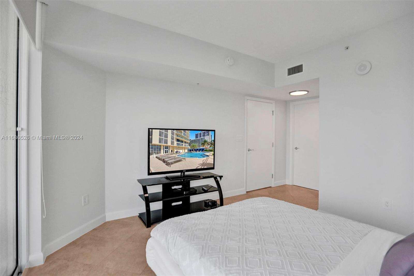 La Perla at 16699 Collins Ave, Sunny Isles Beach, FL 33160 - For Rent photo 28