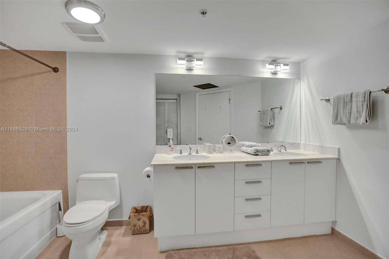 La Perla at 16699 Collins Ave, Sunny Isles Beach, FL 33160 - For Rent photo 31