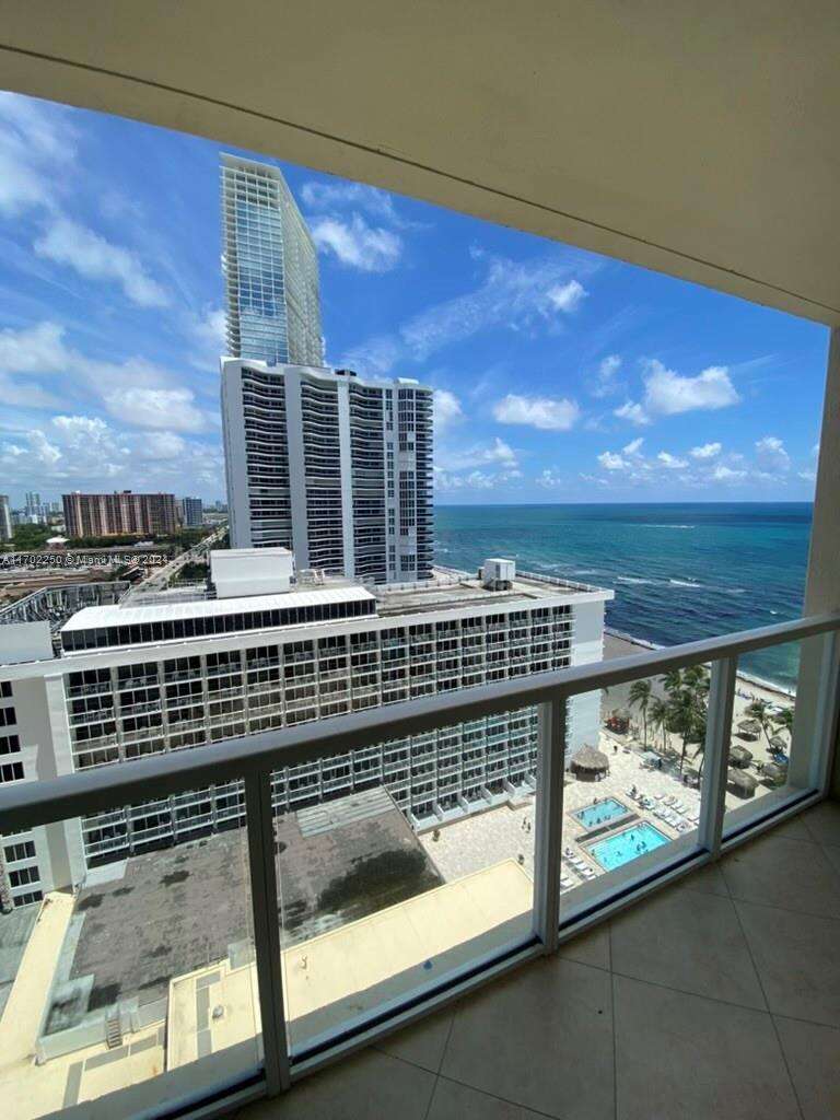 La Perla at 16699 Collins Ave, Sunny Isles Beach, FL 33160 - For Rent photo 14