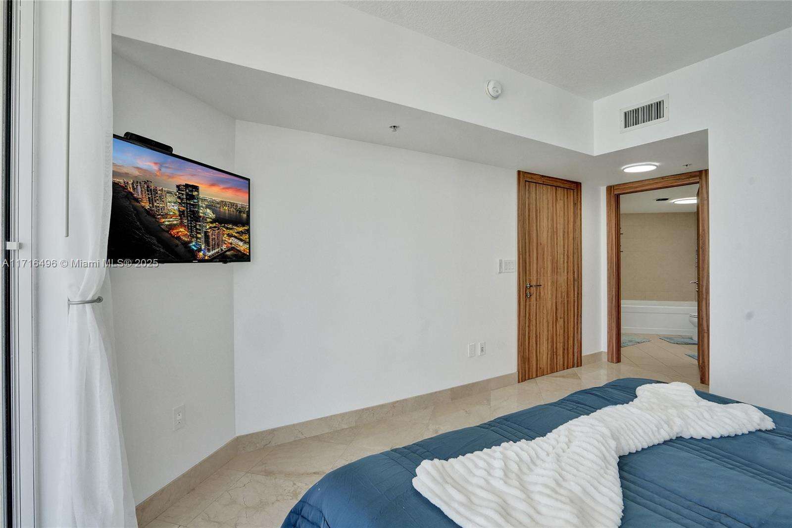 La Perla at 16699 Collins Ave, Sunny Isles Beach, FL 33160 - For Rent photo 18