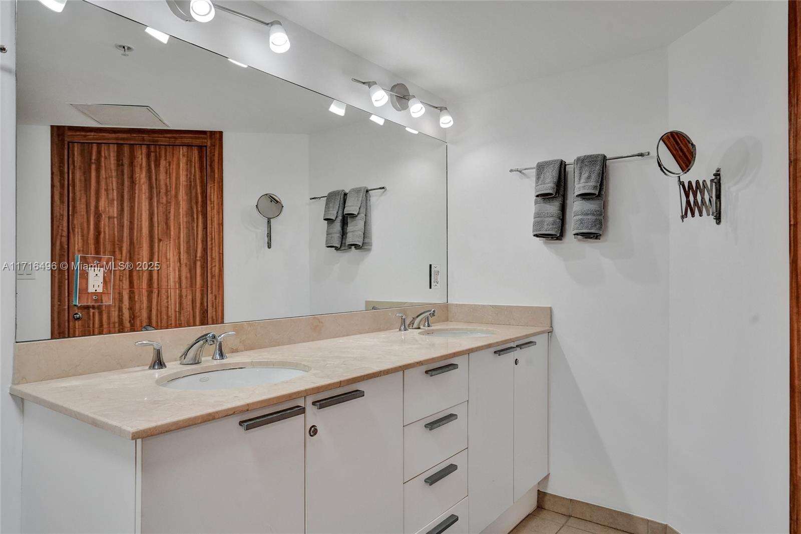 La Perla at 16699 Collins Ave, Sunny Isles Beach, FL 33160 - For Rent photo 20