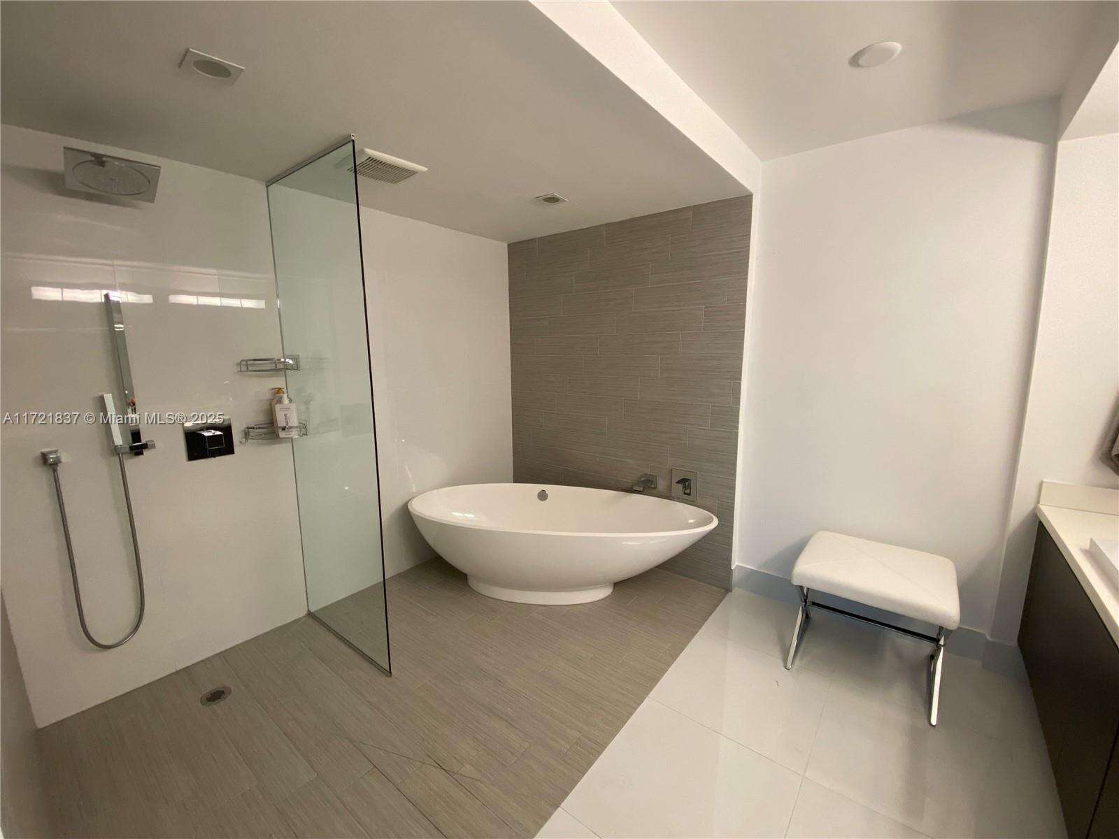 Parque Towers at 300 Sunny Isles Blvd, Sunny Isles Beach, FL 33160 - For Rent photo 11