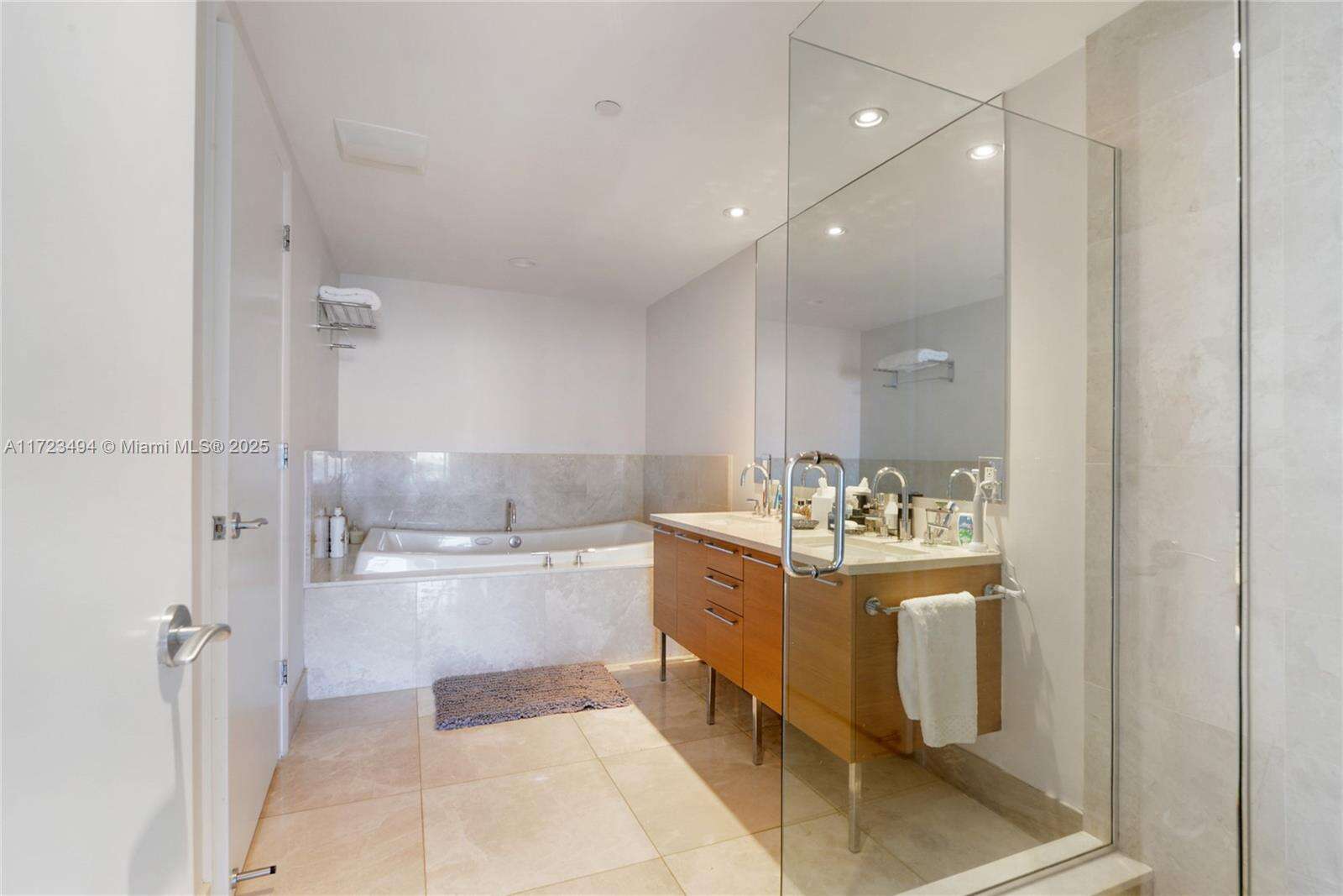 Jade Beach at 17001 Collins Ave, Sunny Isles Beach, FL 33160 - For Rent photo 9