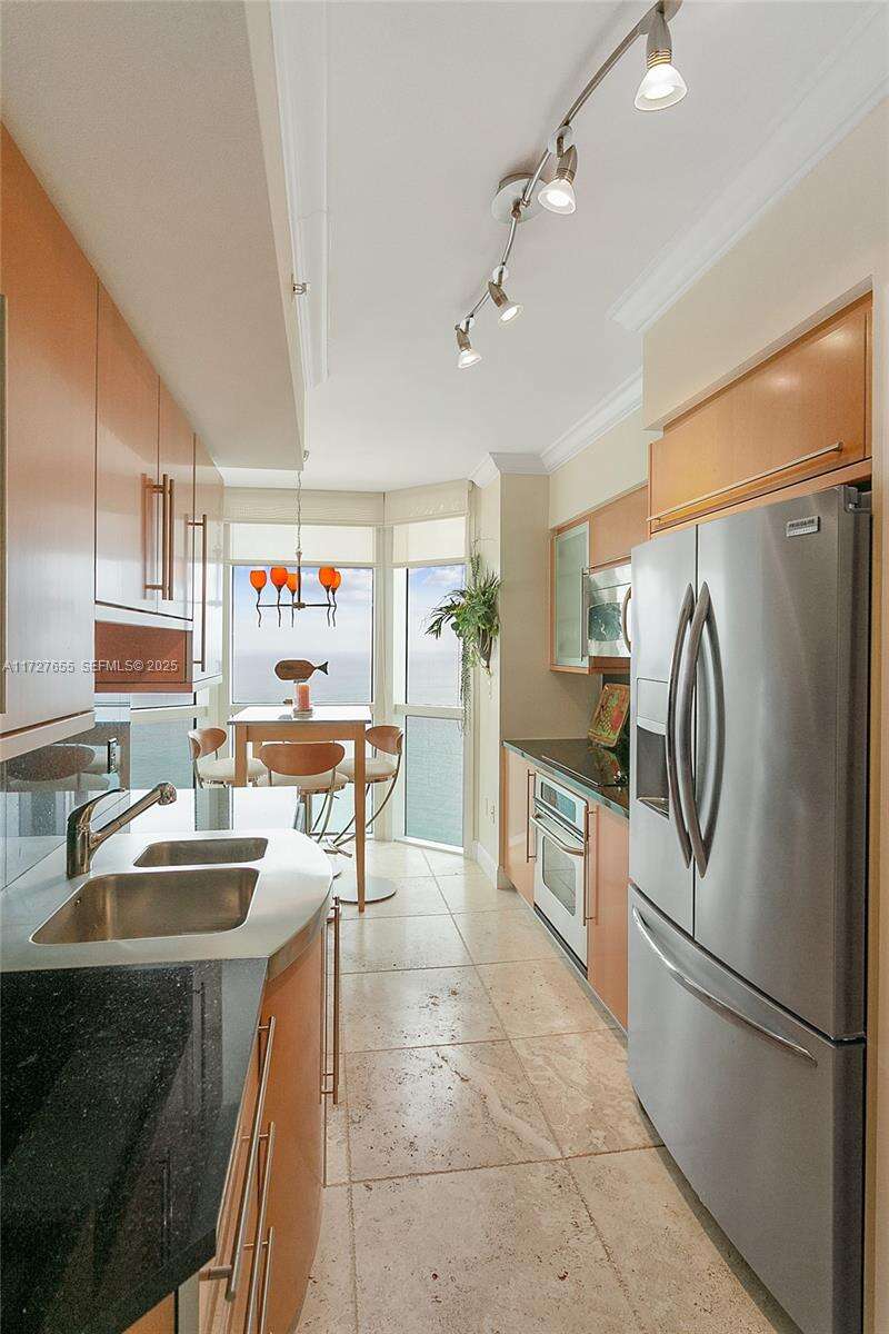 Akoya at 6365 Collins Ave, Miami Beach, FL 33141 - For Rent photo 7