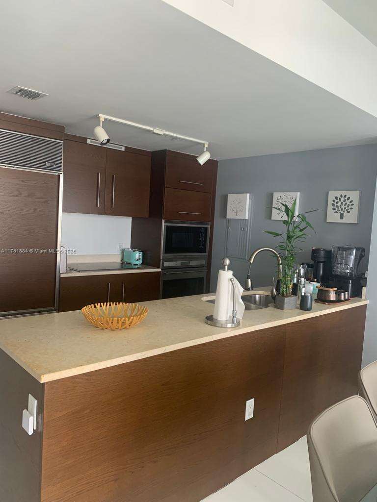 Icon Brickell 1 at 465 Brickell Ave, Miami, FL 33131 - For Rent photo 7
