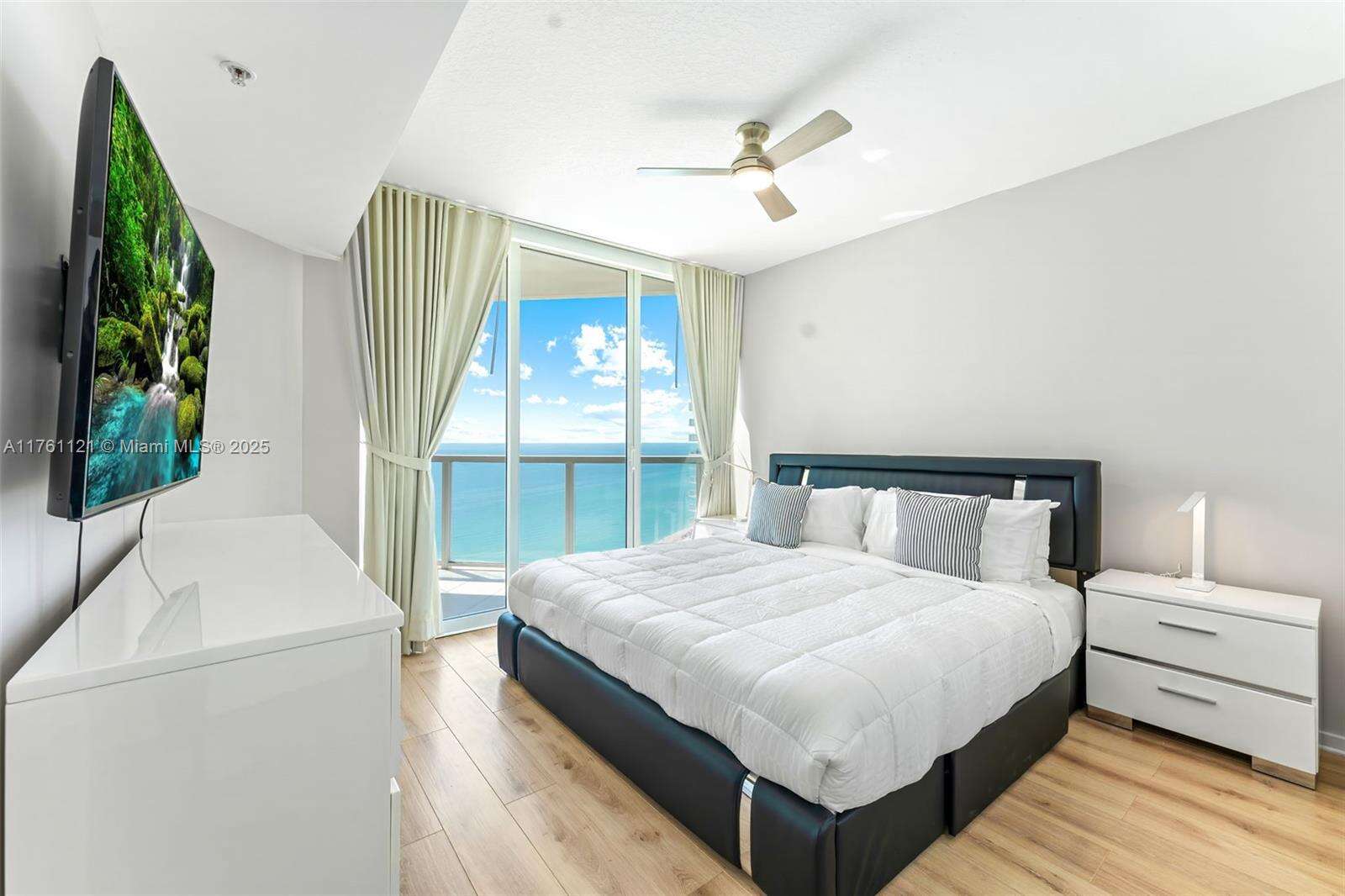 La Perla at 16699 Collins Ave, Sunny Isles Beach, FL 33160 - For Rent photo 12