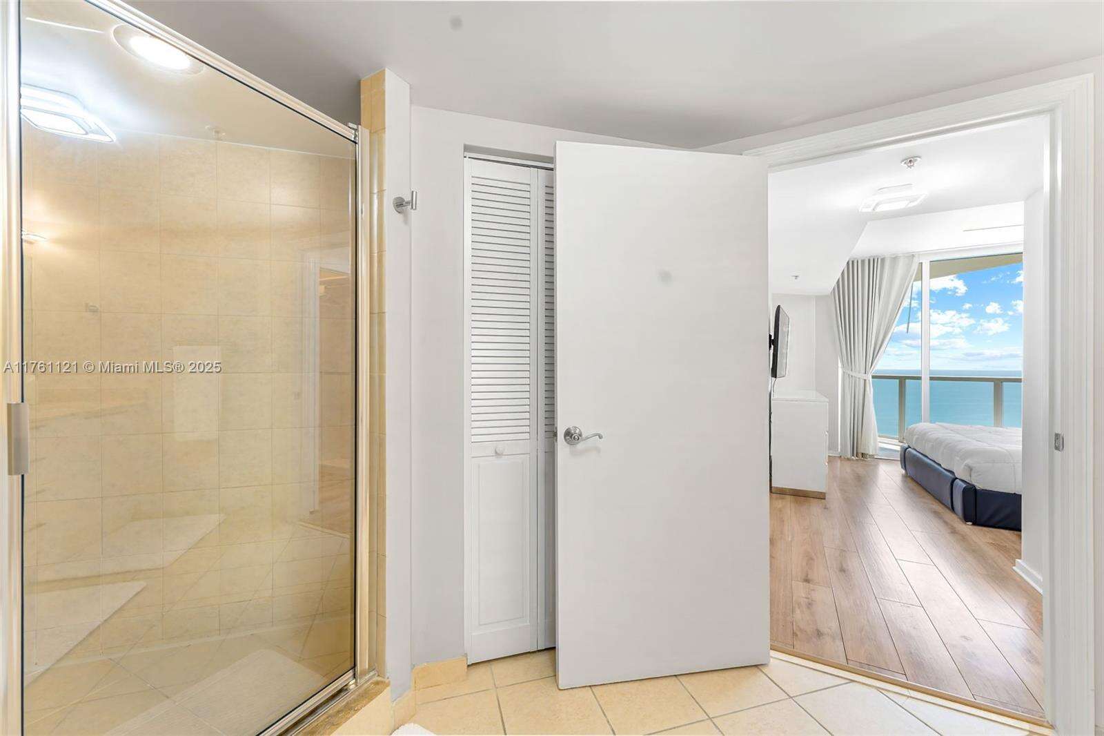 La Perla at 16699 Collins Ave, Sunny Isles Beach, FL 33160 - For Rent photo 13