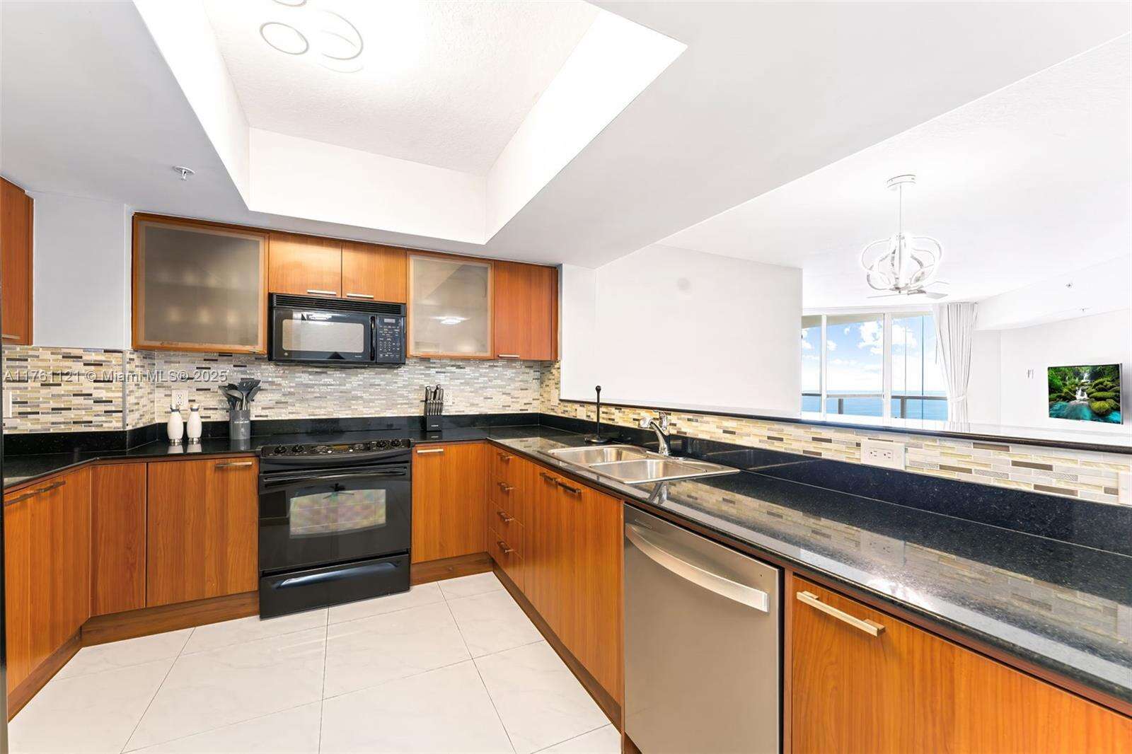 La Perla at 16699 Collins Ave, Sunny Isles Beach, FL 33160 - For Rent photo 8