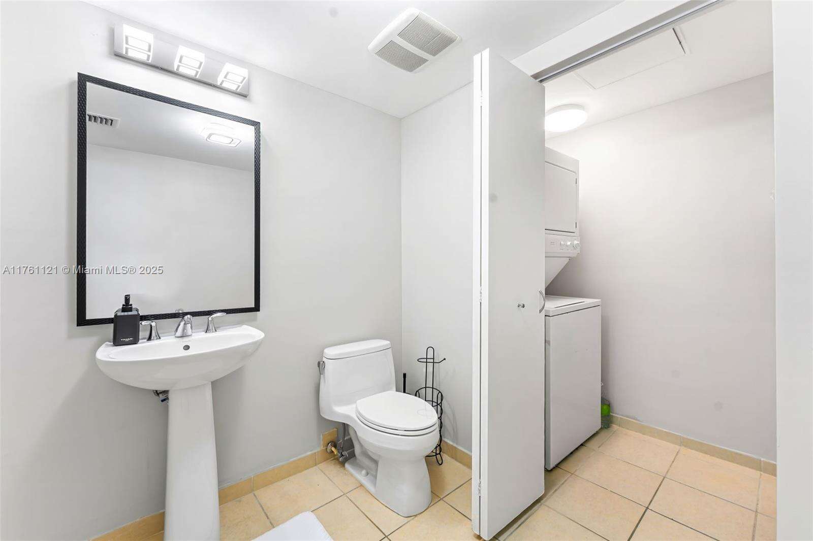 La Perla at 16699 Collins Ave, Sunny Isles Beach, FL 33160 - For Rent photo 9