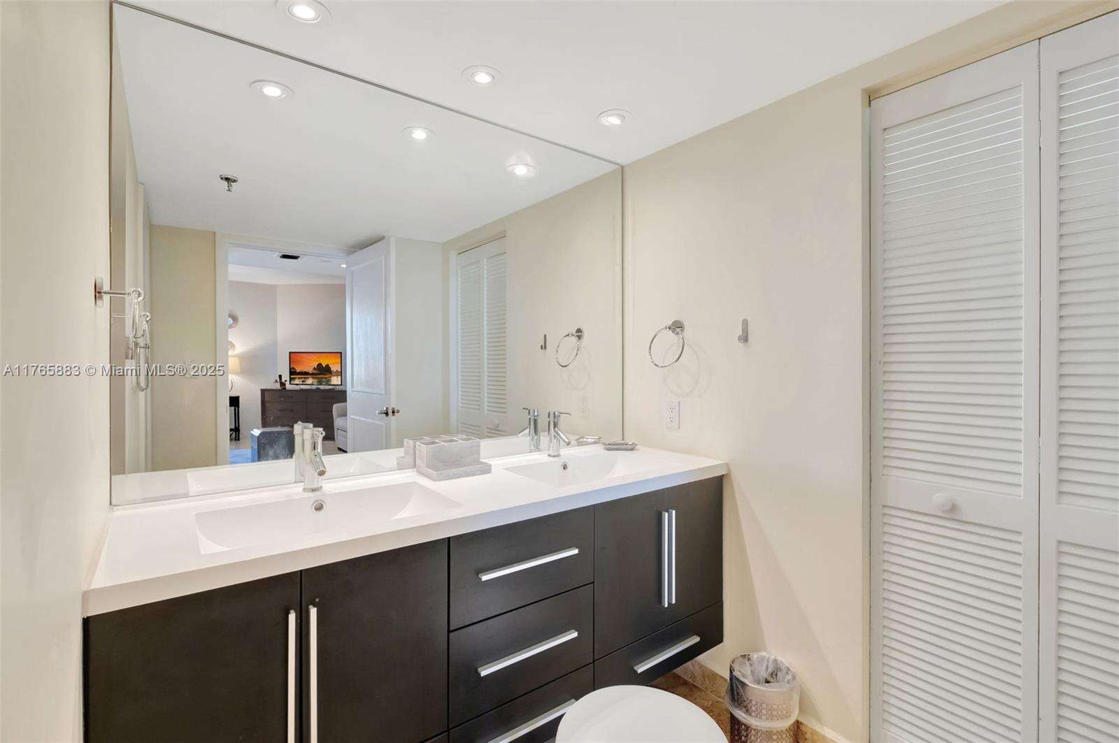 Brickell Key 1 at 520 Brickell Key Dr, Miami, FL 33131 - For Rent photo 11