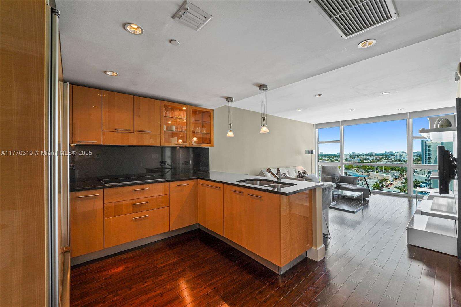 Central Carillon at 6801 Collins Ave, Miami Beach, FL 33141 - For Rent photo 4