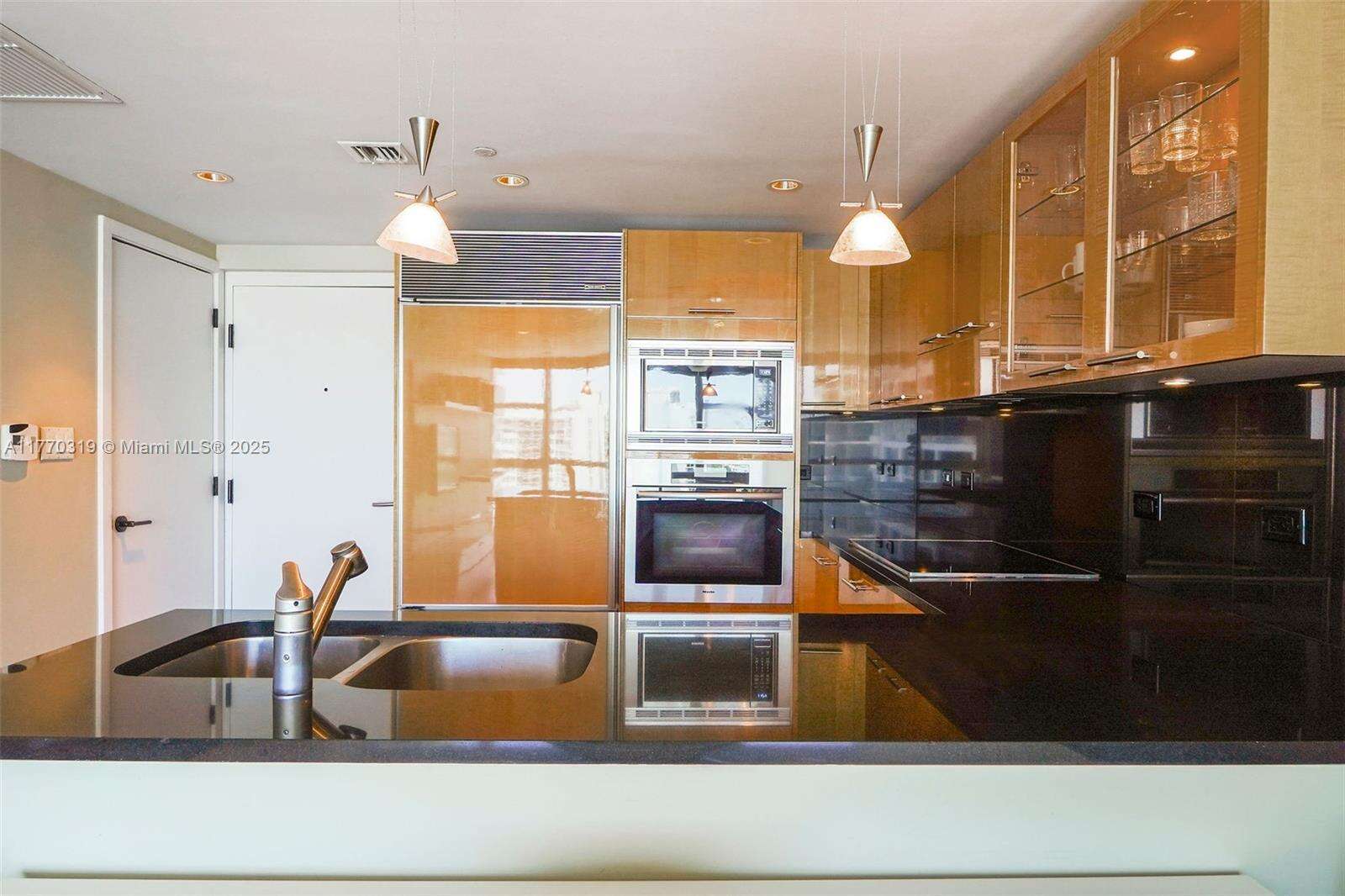 Central Carillon at 6801 Collins Ave, Miami Beach, FL 33141 - For Rent photo 10