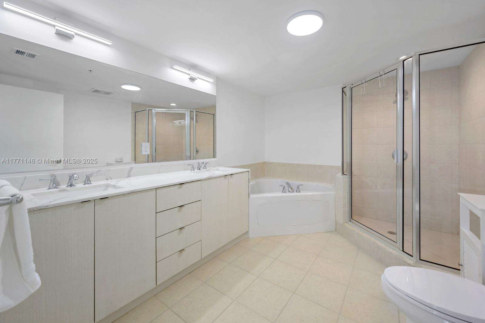 La Perla at 16699 Collins Ave, Sunny Isles Beach, FL 33160 - For Rent photo 13