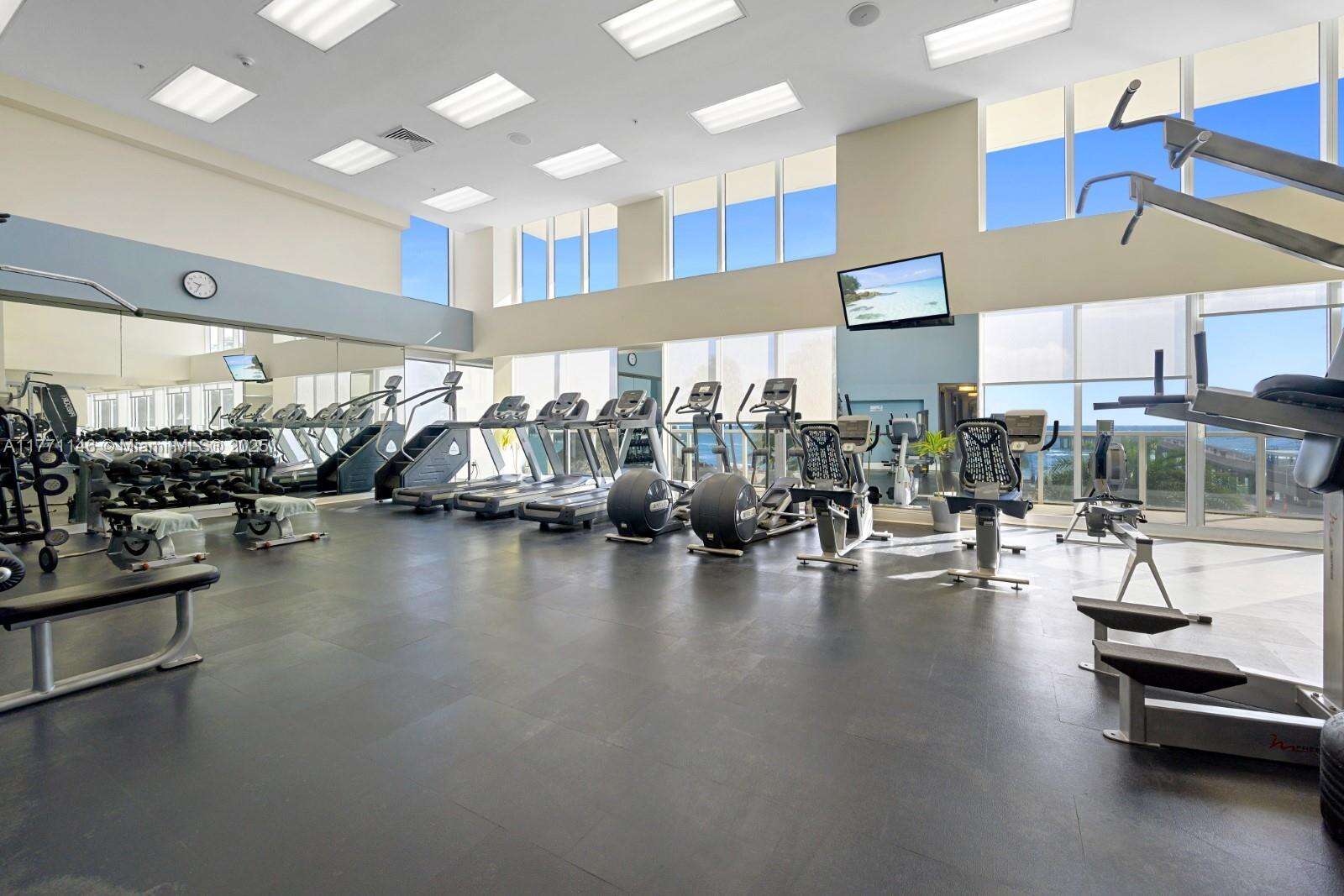 La Perla at 16699 Collins Ave, Sunny Isles Beach, FL 33160 - For Rent photo 18