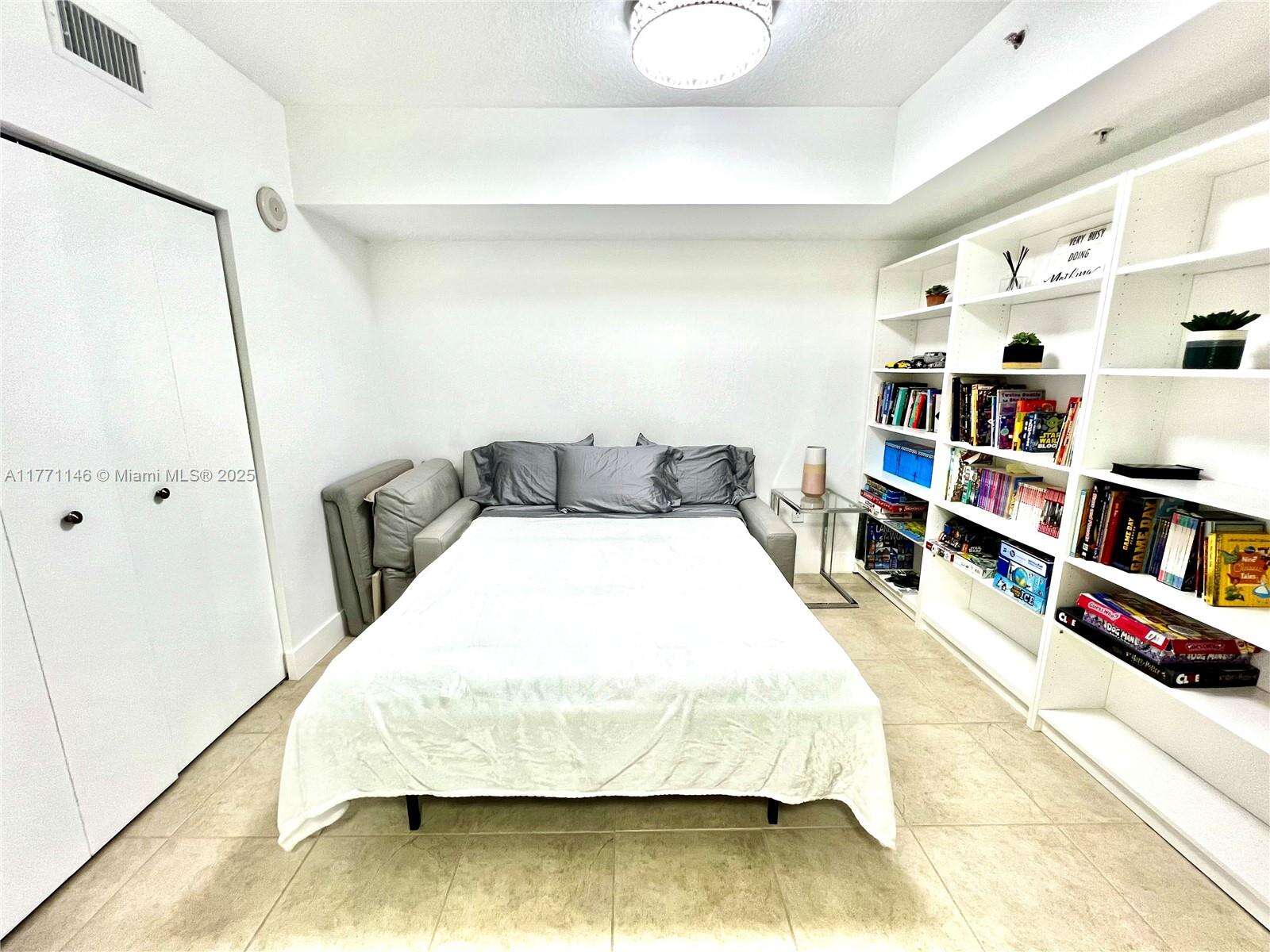 La Perla at 16699 Collins Ave, Sunny Isles Beach, FL 33160 - For Rent photo 9