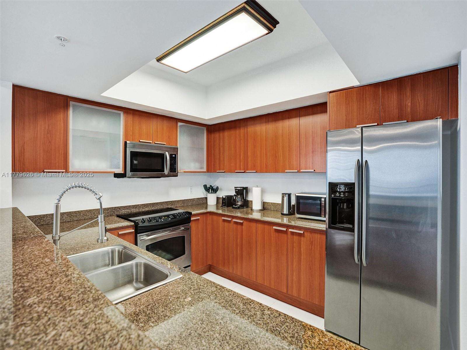 La Perla at 16699 Collins Ave, Sunny Isles Beach, FL 33160 - For Rent photo 3