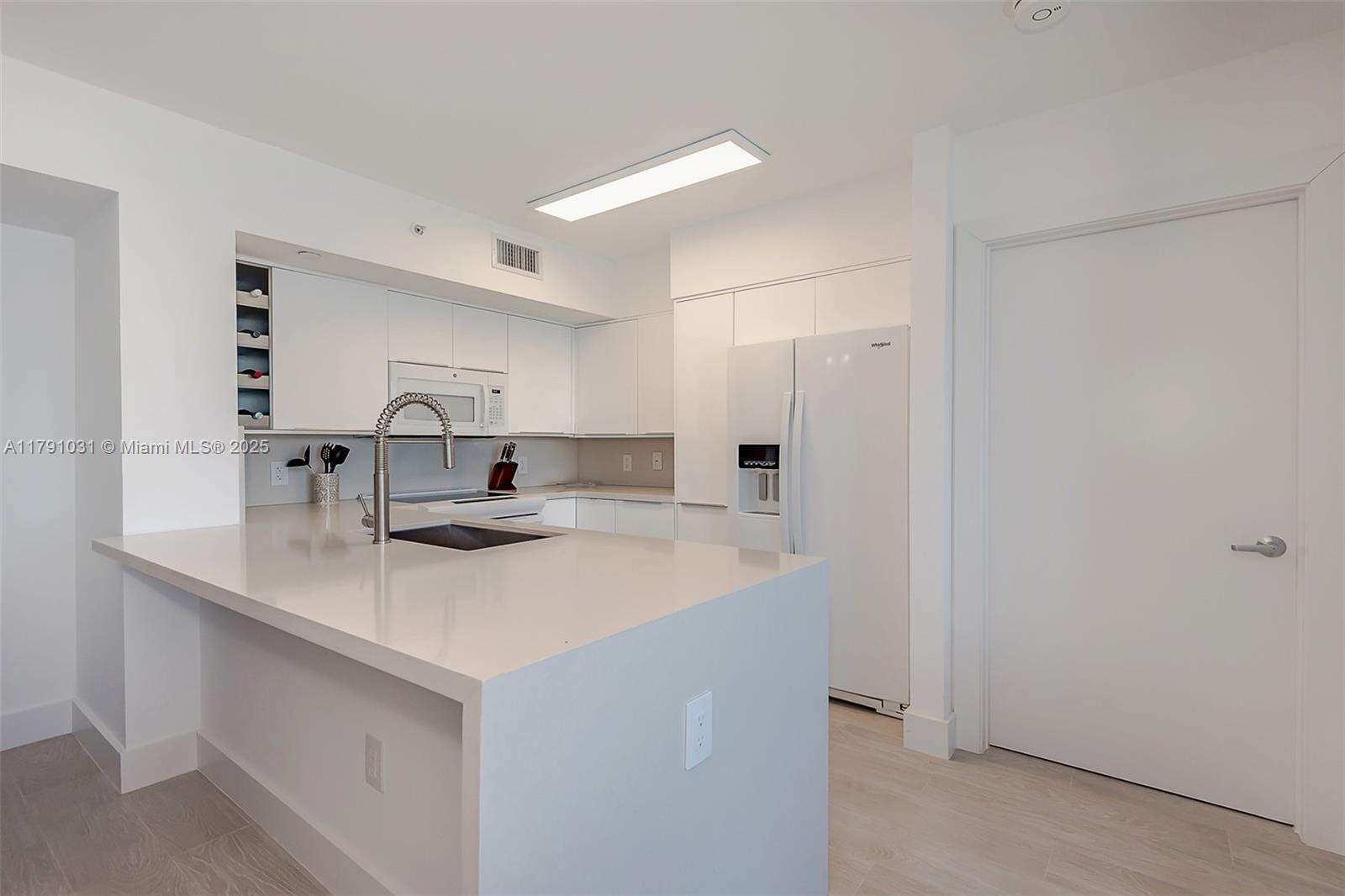Yacht Club At Portofino at 90 Alton Rd, Miami Beach, FL 33139 - For Rent photo 8