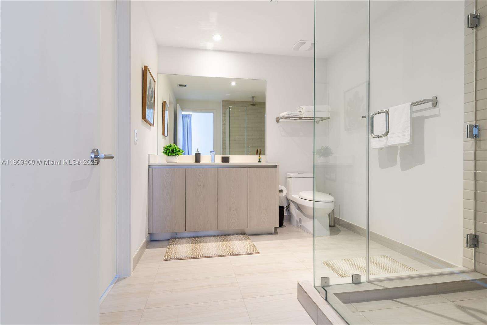 Hyde Beach House at 4010 Ocean Dr, Hollywood, FL 33019 - For Rent photo 18