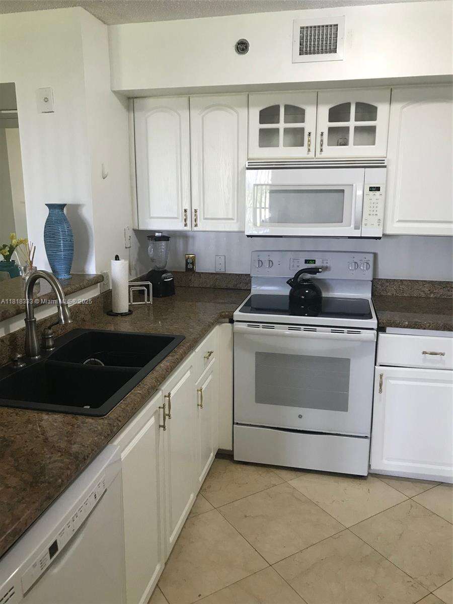 The Yacht Club At Aventura at 19801 Country Club Dr, Aventura, FL 33180 - For Rent photo 7