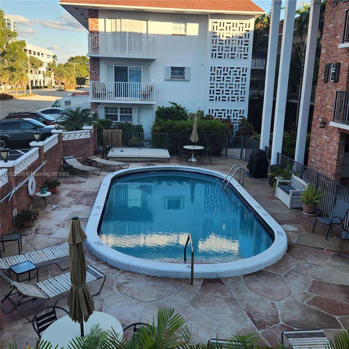 Colonial Manor West Apartments Condos for Sale & Rent | Picture 1