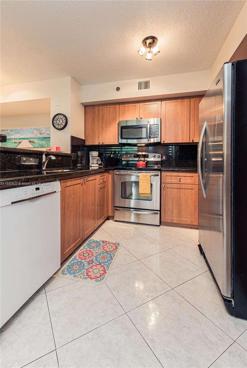 The Yacht Club At Aventura at 19801 Country Club Dr, Aventura, FL 33180 - For Rent photo 15