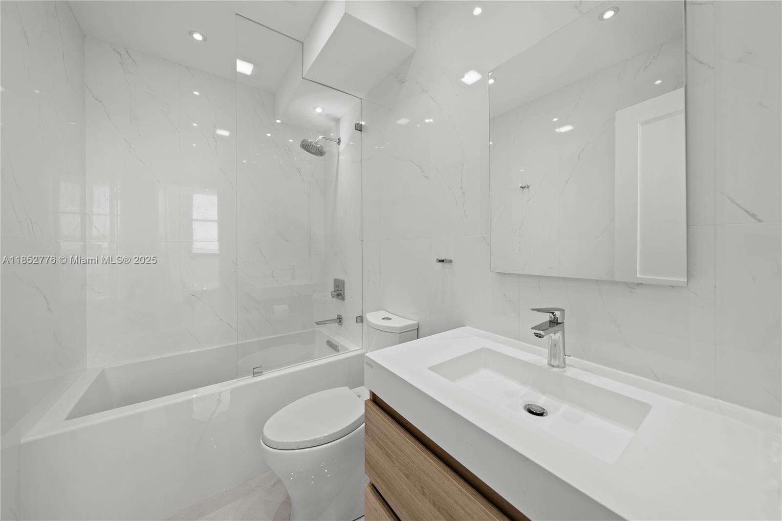 Four Ambassadors at 999 Brickell Bay Dr, Miami, FL 33131 - For Rent photo 17