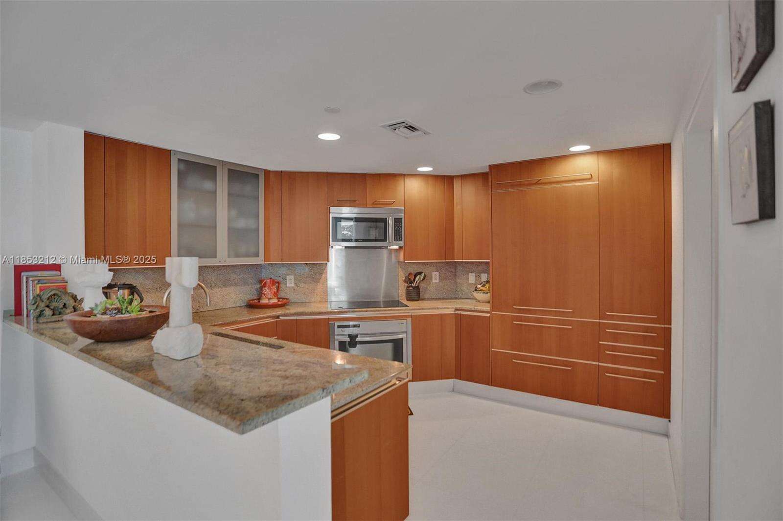 Grovenor House at 2627 Bayshore Dr, Coconut Grove, FL 33133 - For Rent photo 19