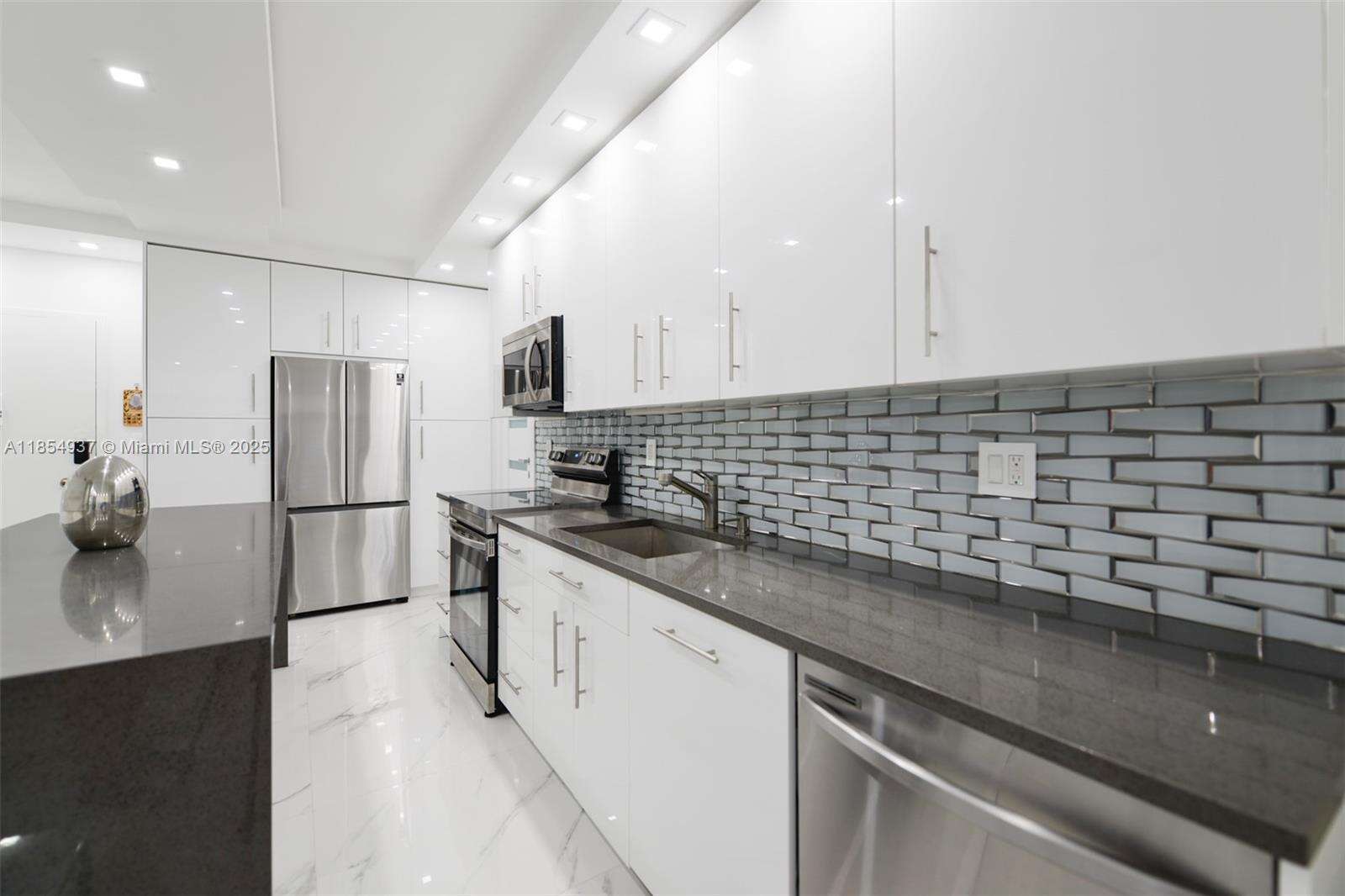 The Hemispheres at 1980 Ocean Dr, Hallandale Beach, FL 33009 - For Rent photo 4