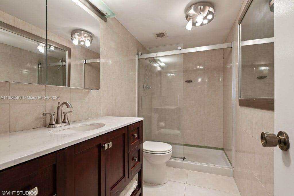 The Hemispheres at 1950 Ocean Dr, Hallandale Beach, FL 33009 - For Rent photo 11