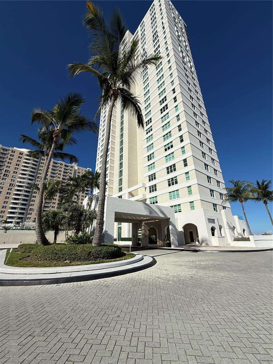 St Louis at 800 Claughton Island Dr, Miami, FL 33131 - For Rent photo 24