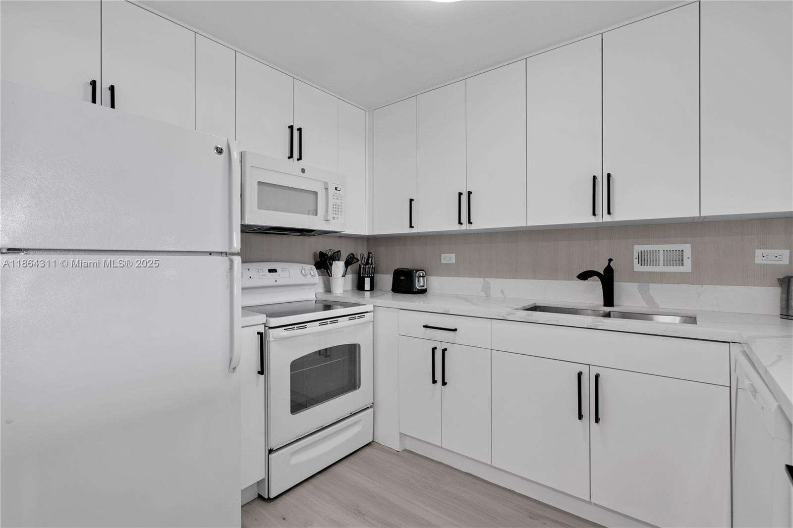 Roney Palace at 2301 Collins Ave, Miami Beach, FL 33139 - For Rent photo 17
