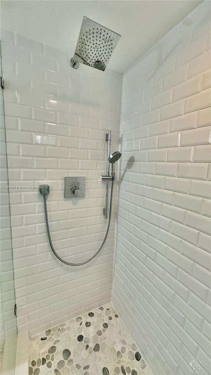 Parker Plaza at 2030 Ocean Dr, Hallandale Beach, FL 33009 - For Rent photo 13