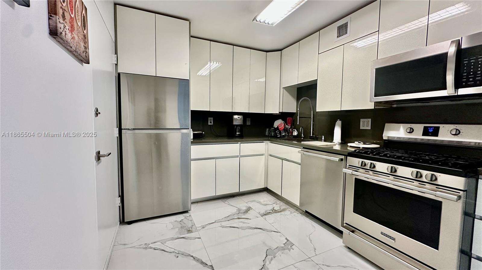 Parker Plaza at 2030 Ocean Dr, Hallandale Beach, FL 33009 - For Rent photo 5