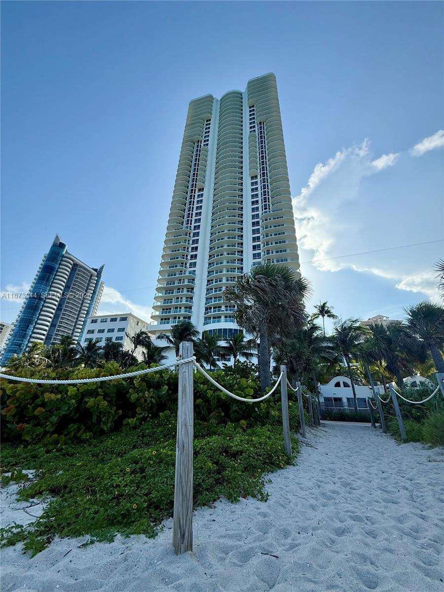 Akoya at 6365 Collins Ave, Miami Beach, FL 33141 - For Rent photo 6