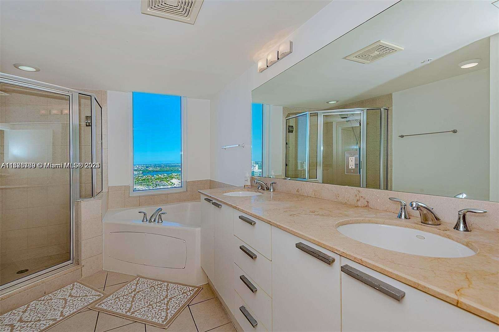 La Perla at 16699 Collins Ave, Sunny Isles Beach, FL 33160 - For Rent photo 8