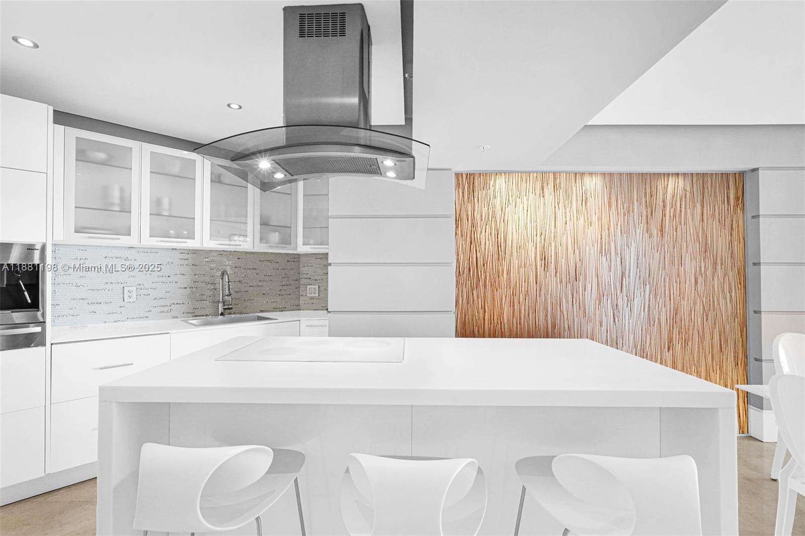 La Perla at 16699 Collins Ave, Sunny Isles Beach, FL 33160 - For Rent photo 17