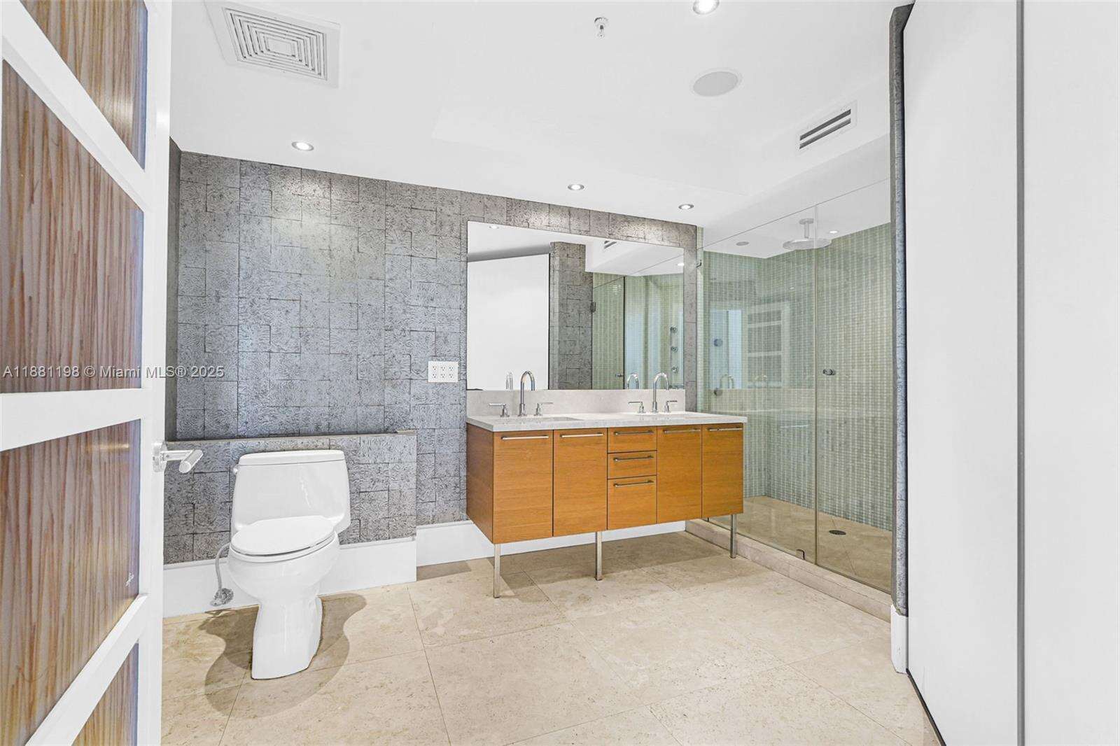 La Perla at 16699 Collins Ave, Sunny Isles Beach, FL 33160 - For Rent photo 30