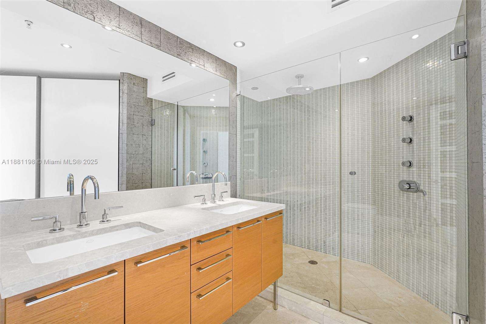 La Perla at 16699 Collins Ave, Sunny Isles Beach, FL 33160 - For Rent photo 31