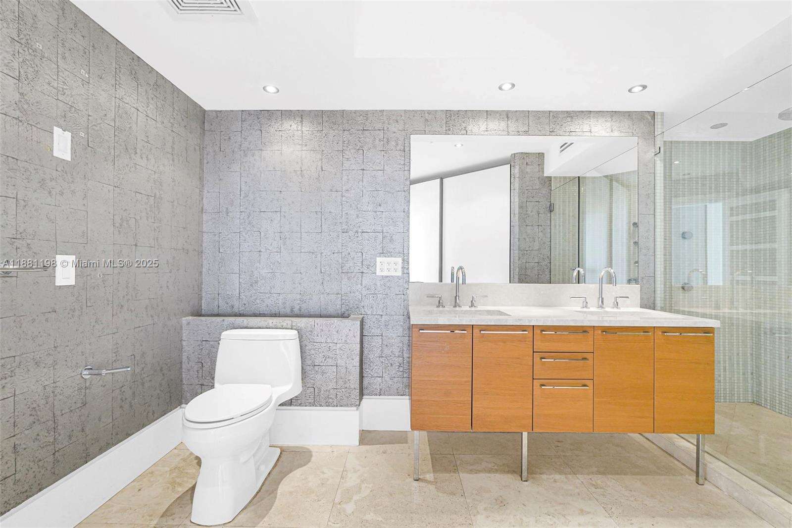 La Perla at 16699 Collins Ave, Sunny Isles Beach, FL 33160 - For Rent photo 32