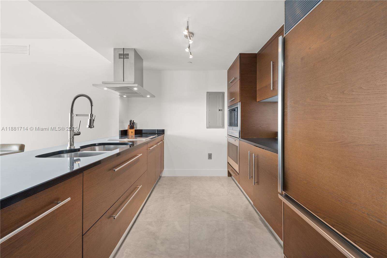 Icon Brickell 2 at 495 Brickell Ave, Miami, FL 33131 - For Rent photo 4