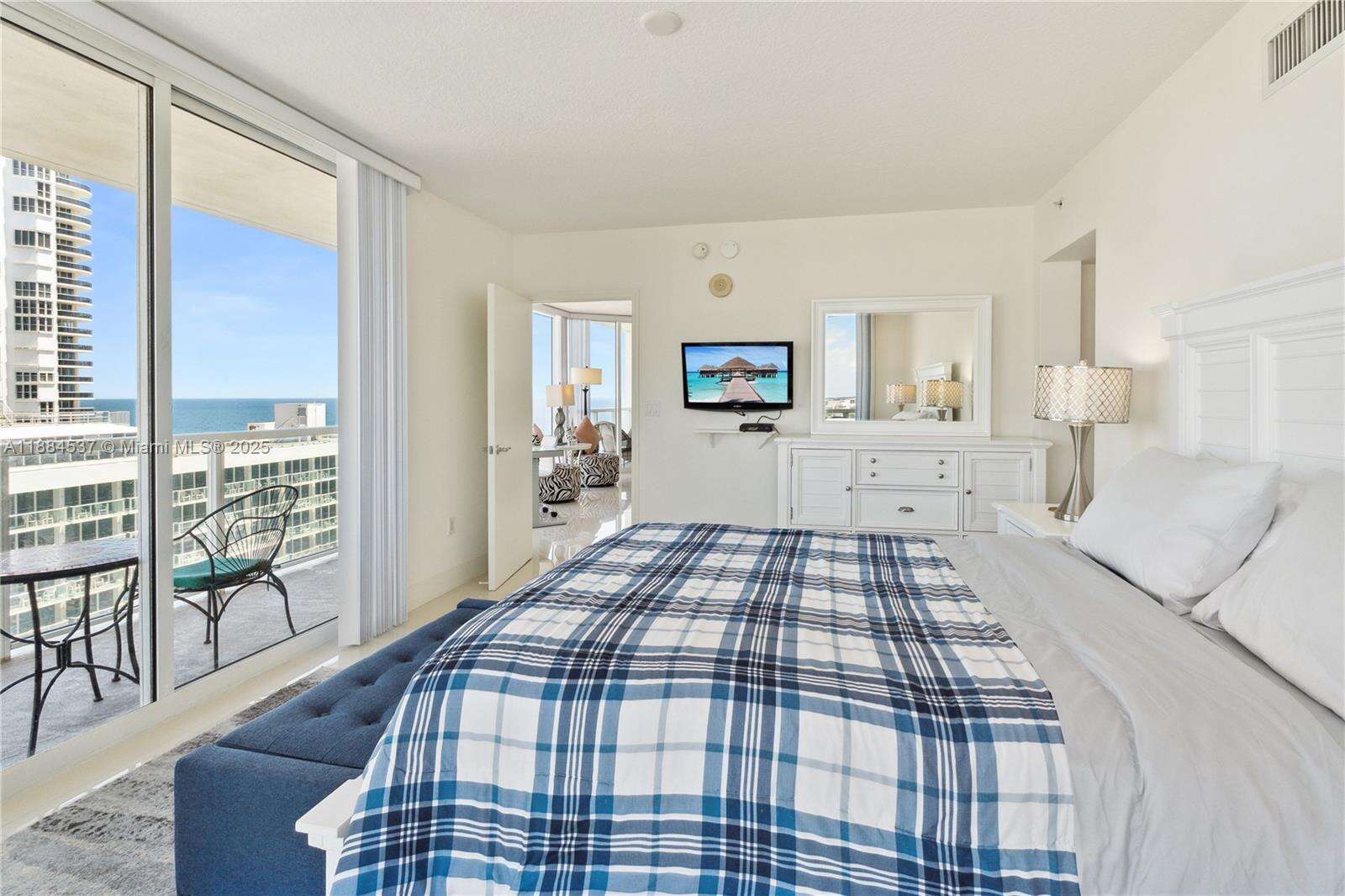 La Perla at 16699 Collins Ave, Sunny Isles Beach, FL 33160 - For Rent photo 12