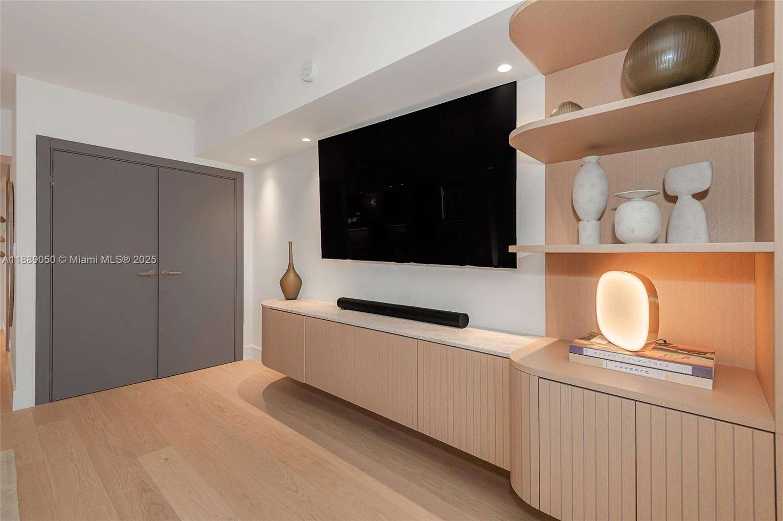 Roney Palace at 2301 Collins Ave, Miami Beach, FL 33139 - For Rent photo 13