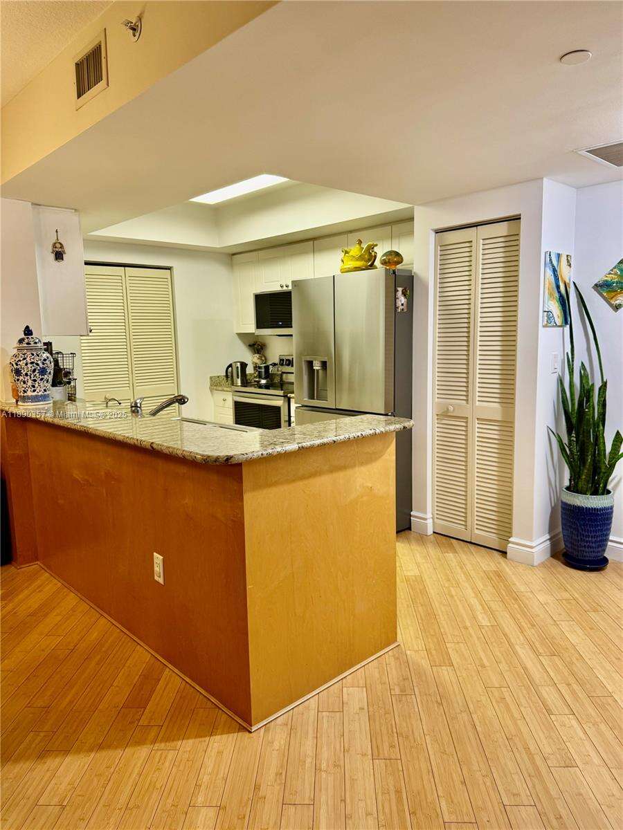 Turnberry On The Green at 19501 Country Club Dr, Aventura, FL 33180 - For Rent photo 4