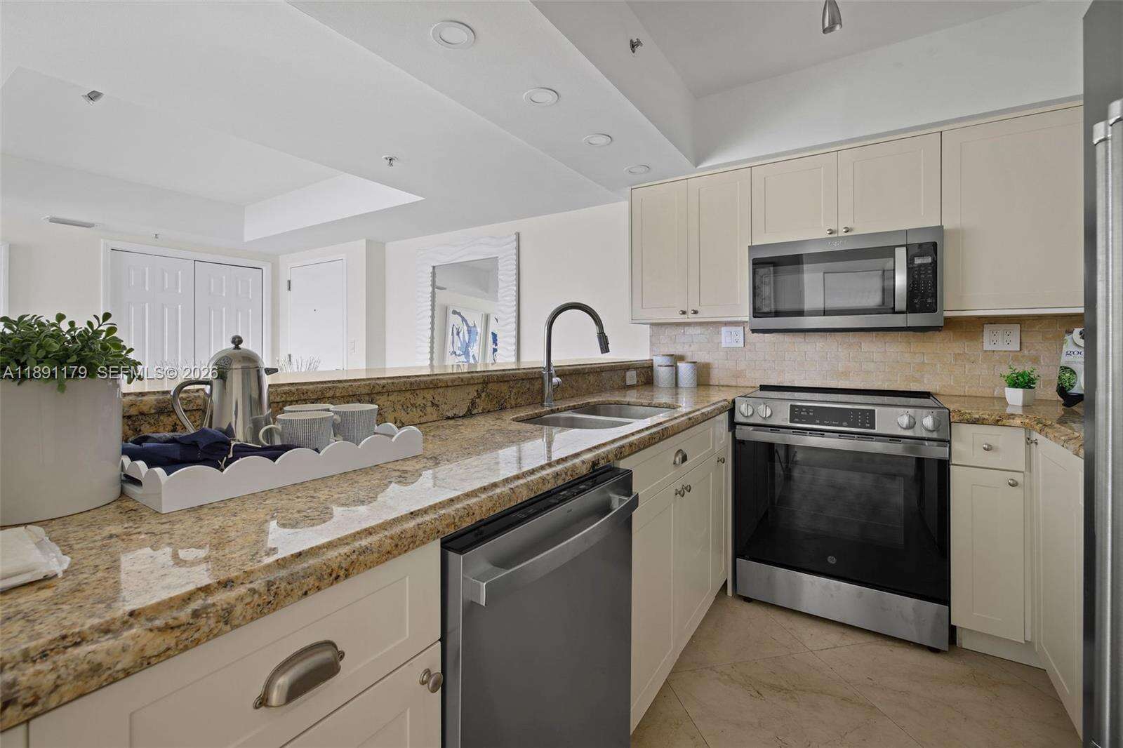The Floridian at 650 W Ave, Miami Beach, FL 33139 - For Rent photo 8