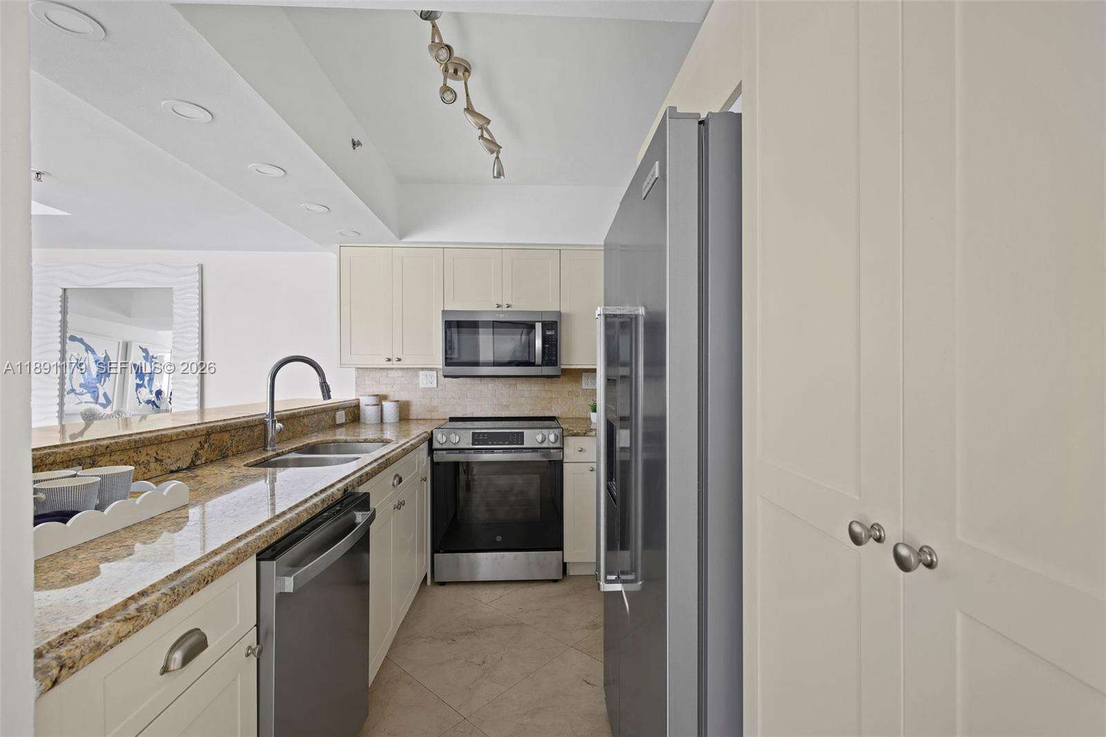 The Floridian at 650 W Ave, Miami Beach, FL 33139 - For Rent photo 10