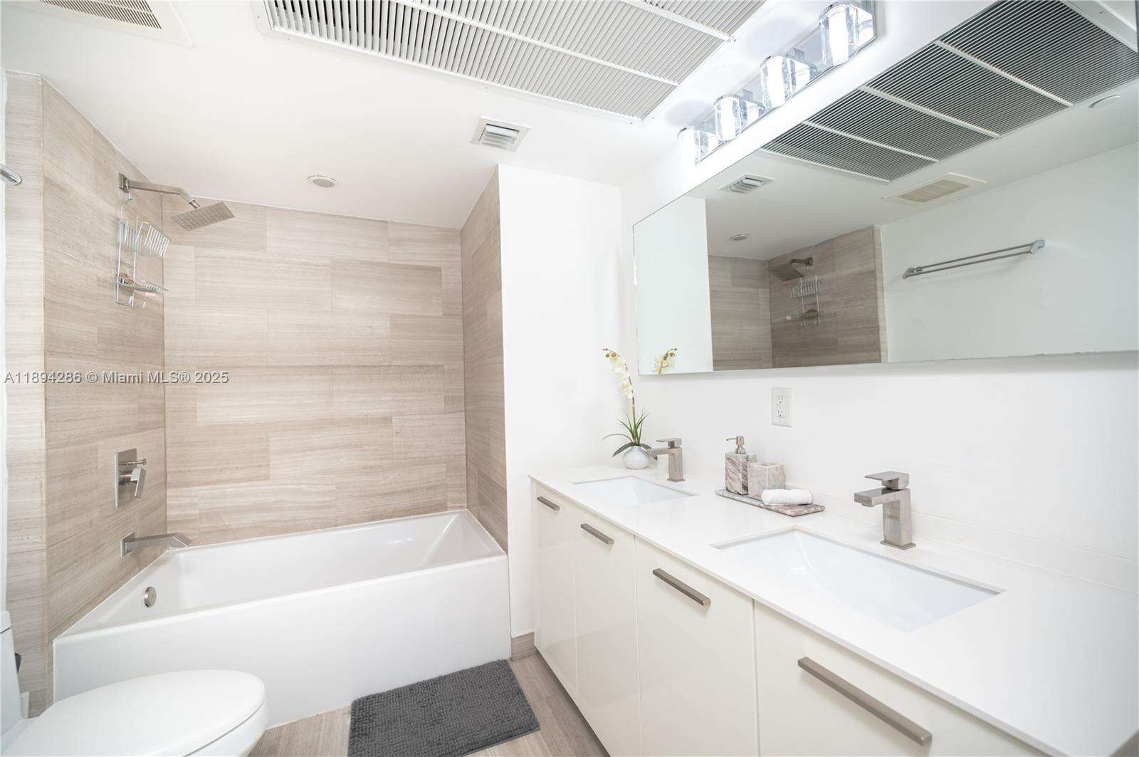 Brickell House at 1300 Brickell Bay Dr, Miami, FL 33131 - For Rent photo 15